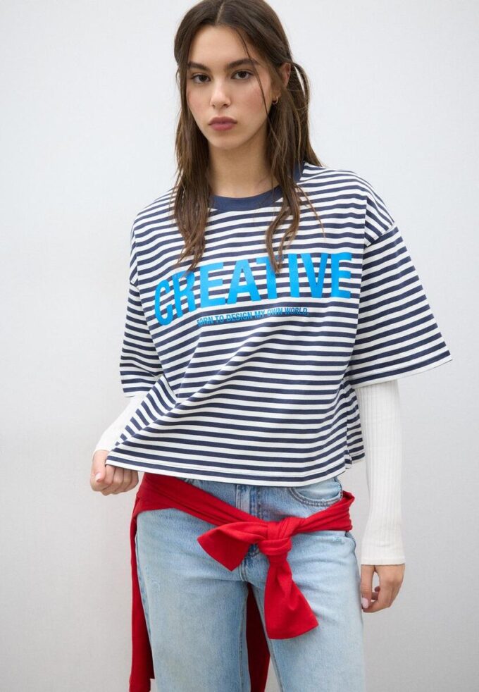 Bedrucktes, gestreiftes Kurzarm-T-Shirt Bedrucktes, gestreiftes Kurzarm-T-Shirt
