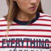 Bedrucktes, gestreiftes Kurzarm-T-Shirt Bedrucktes, gestreiftes Kurzarm-T-Shirt