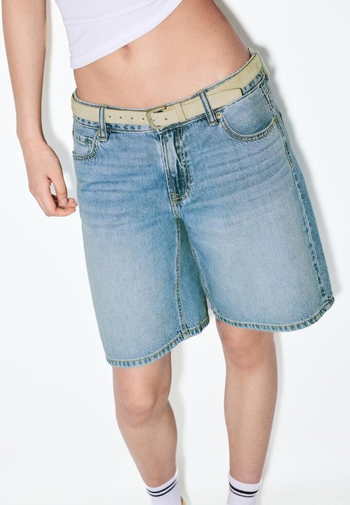 Bermudashorts aus Denim mit Gürtel Bermudashorts aus Denim mit Gürtel