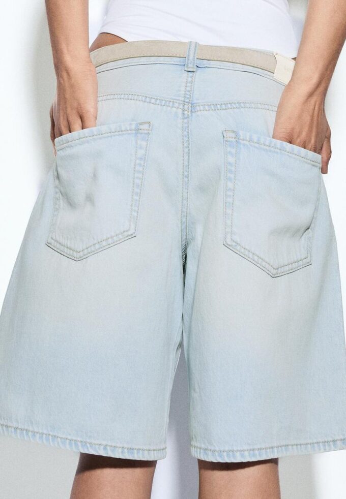 Bermudashorts aus Denim mit Gürtel Bermudashorts aus Denim mit Gürtel