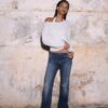 Bestickte Jeans mit Schlag und aufgesetzten Taschen Bestickte Jeans mit Schlag und aufgesetzten Taschen