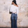 Bestickte Jeans mit Schlag und aufgesetzten Taschen Bestickte Jeans mit Schlag und aufgesetzten Taschen