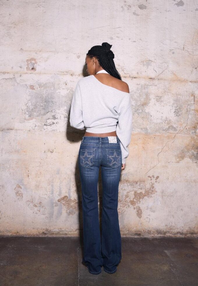 Bestickte Jeans mit Schlag und aufgesetzten Taschen Bestickte Jeans mit Schlag und aufgesetzten Taschen