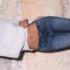 Bestickte Jeans mit Schlag und aufgesetzten Taschen Bestickte Jeans mit Schlag und aufgesetzten Taschen