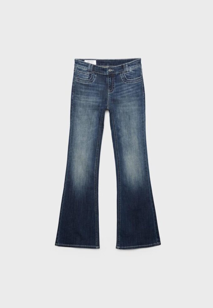 Bestickte Jeans mit Schlag und aufgesetzten Taschen Bestickte Jeans mit Schlag und aufgesetzten Taschen