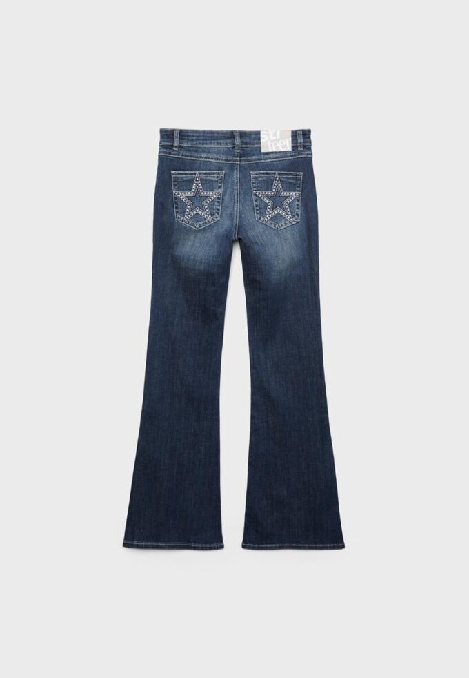 Bestickte Jeans mit Schlag und aufgesetzten Taschen Bestickte Jeans mit Schlag und aufgesetzten Taschen