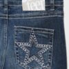 Bestickte Jeans mit Schlag und aufgesetzten Taschen Bestickte Jeans mit Schlag und aufgesetzten Taschen