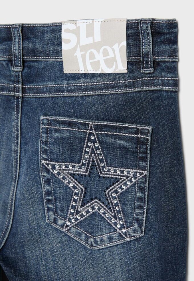 Bestickte Jeans mit Schlag und aufgesetzten Taschen Bestickte Jeans mit Schlag und aufgesetzten Taschen