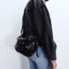 Beuteltasche mit Ösenverzierung