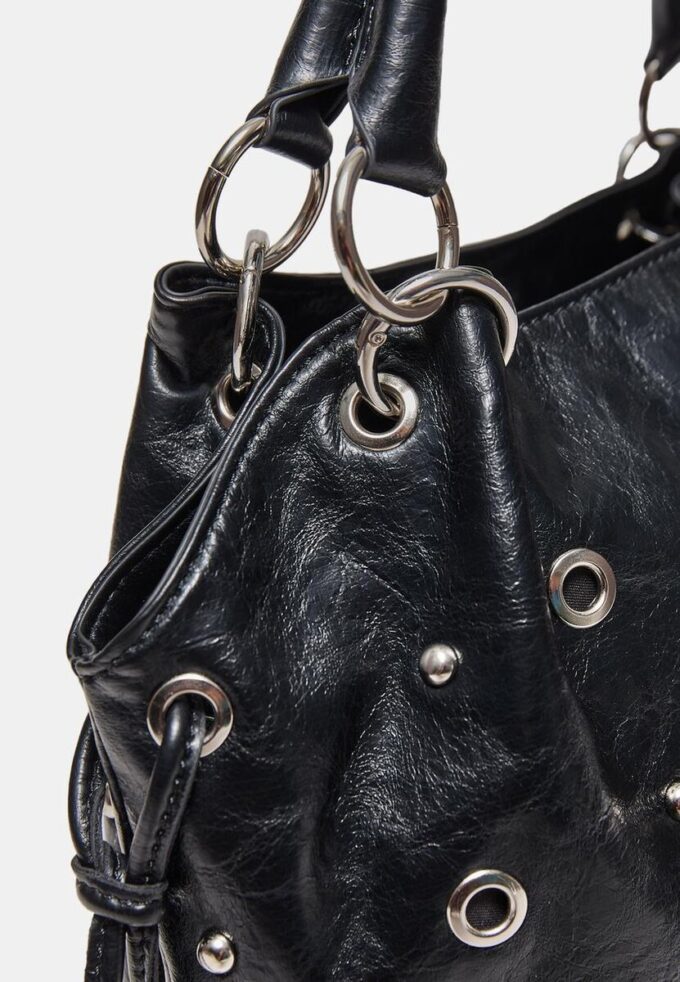 Beuteltasche mit Ösenverzierung