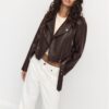 Bikerjacke aus Kunstleder mit Gürtel Bikerjacke aus Kunstleder mit Gürtel