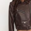 Bikerjacke aus Kunstleder mit Gürtel Bikerjacke aus Kunstleder mit Gürtel