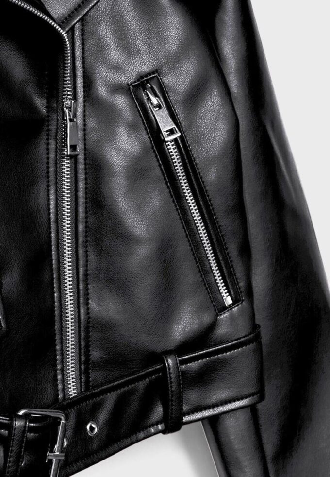 Bikerjacke aus Kunstleder mit Gürtel Bikerjacke aus Kunstleder mit Gürtel