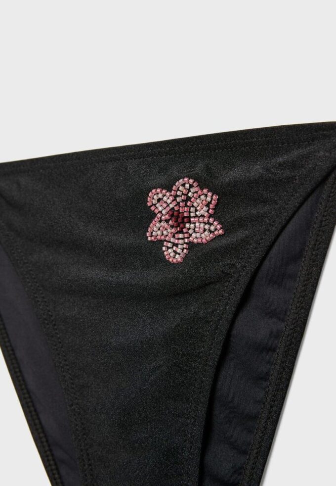 Bikini-Höschen im brasilianischen Stil mit Blumenstickerei Bikini-Höschen im brasilianischen Stil mit Blumenstickerei