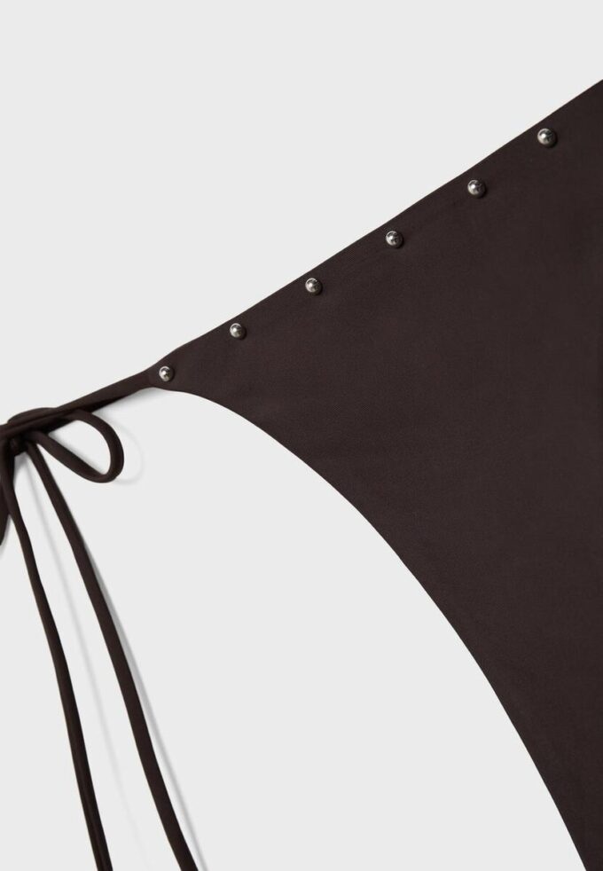 Bikini-Höschen mit Nieten und seitlichen Bändern Bikini-Höschen mit Nieten und seitlichen Bändern