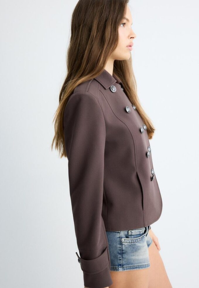 Blazer mit gravierten Knöpfen Blazer mit gravierten Knöpfen