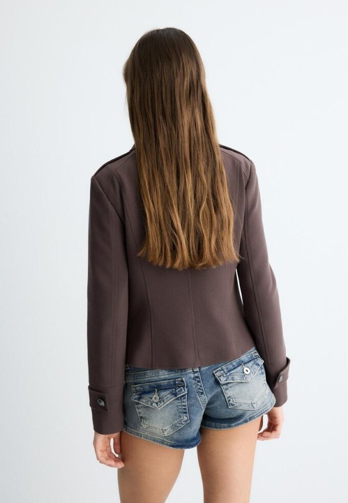 Blazer mit gravierten Knöpfen Blazer mit gravierten Knöpfen