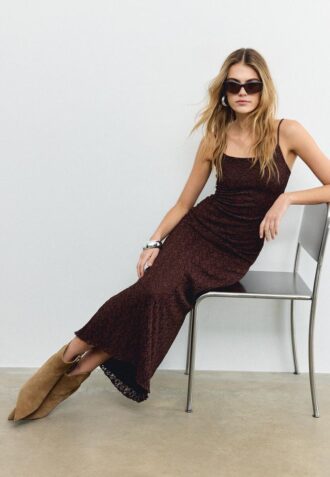 Blondes Midi-Kleid mit Spitzenriemen