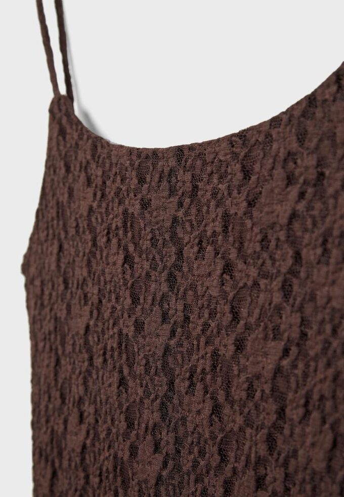 Blondes Midi-Kleid mit Spitzenriemen