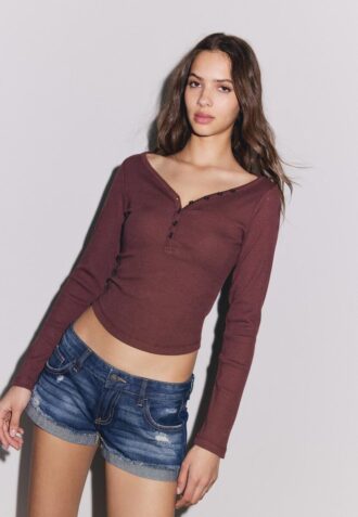 Bluse mit Knöpfen