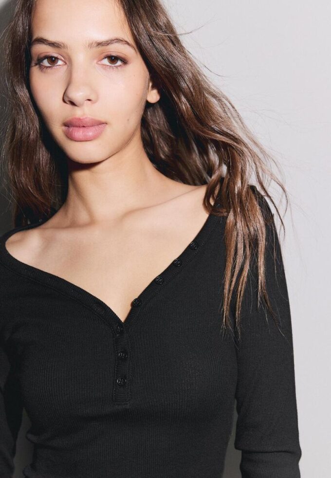 Bluse mit Knöpfen