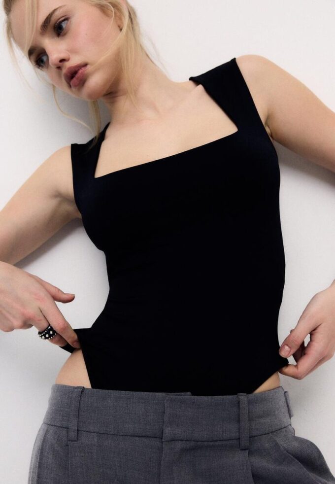 Body aus Polyamid mit quadratischem Ausschnitt Body aus Polyamid mit quadratischem Ausschnitt