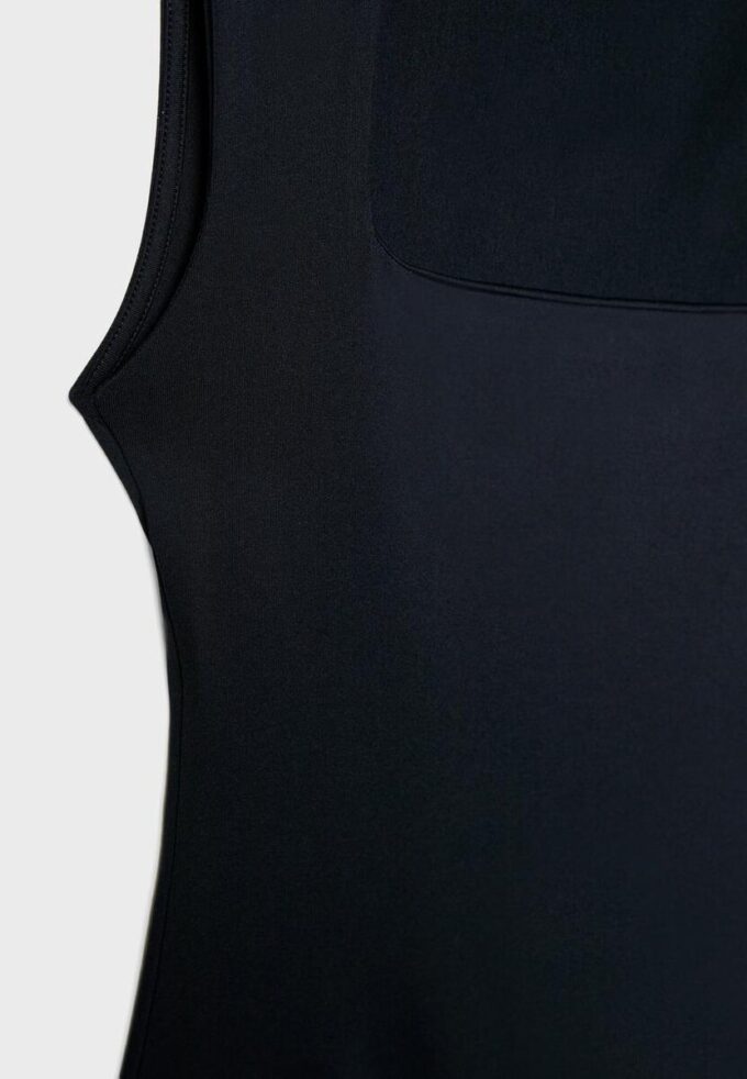 Body aus Polyamid mit quadratischem Ausschnitt Body aus Polyamid mit quadratischem Ausschnitt
