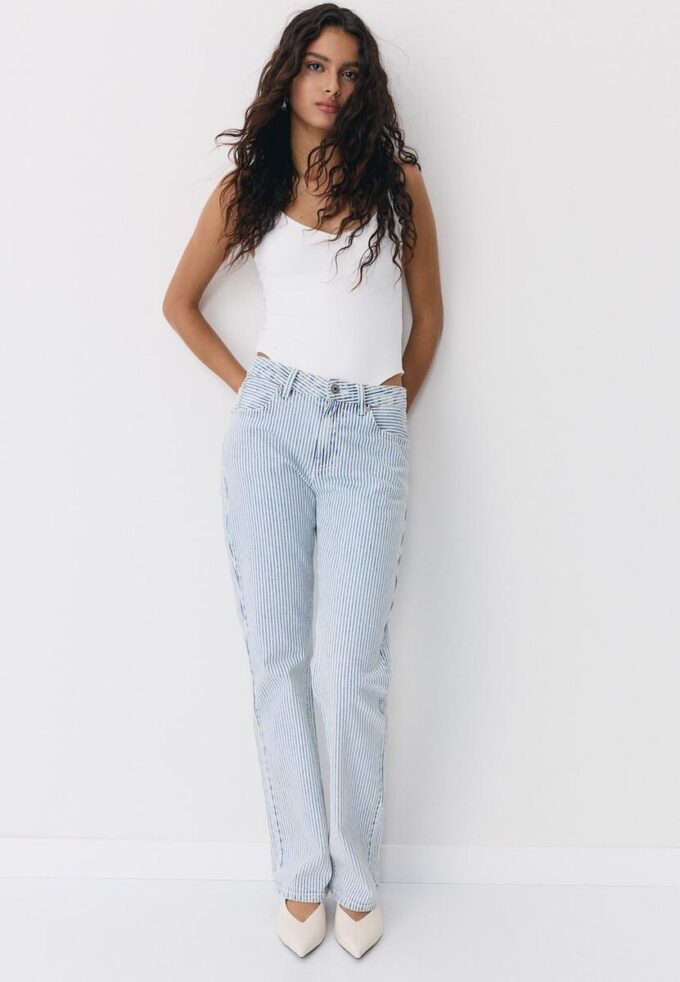 Bodysuit mit V-Ausschnitt und Trägern Bodysuit mit V-Ausschnitt und Trägern
