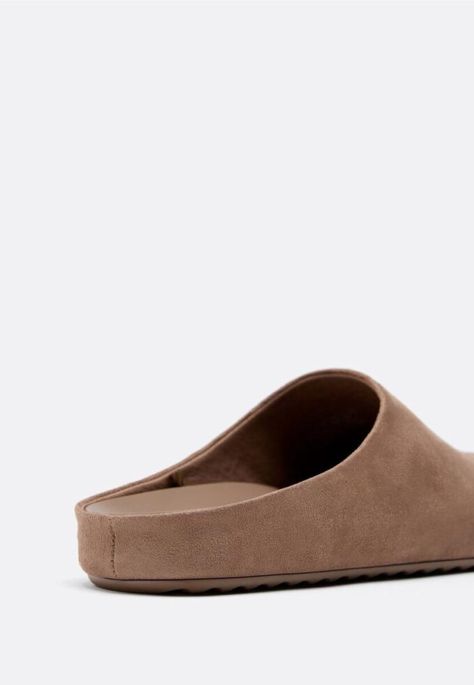 Clogs aus Kunstwildleder