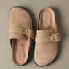 Clogs aus Spaltveloursleder mit Schnalle