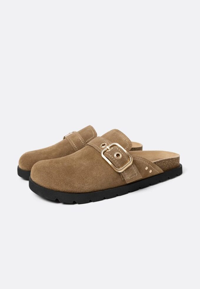 Clogs aus Spaltveloursleder mit Schnalle