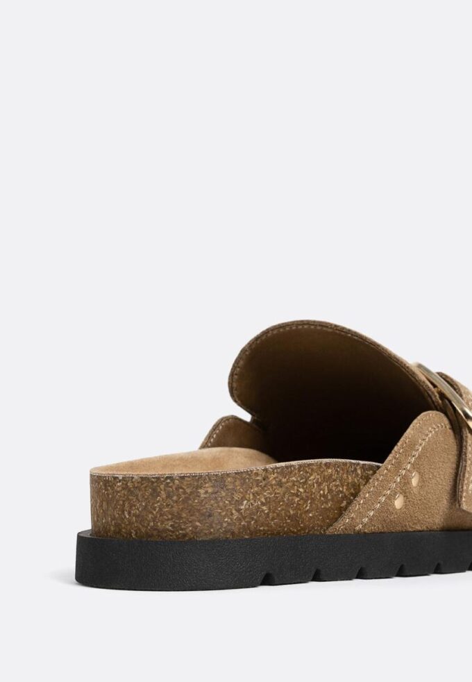 Clogs aus Spaltveloursleder mit Schnalle