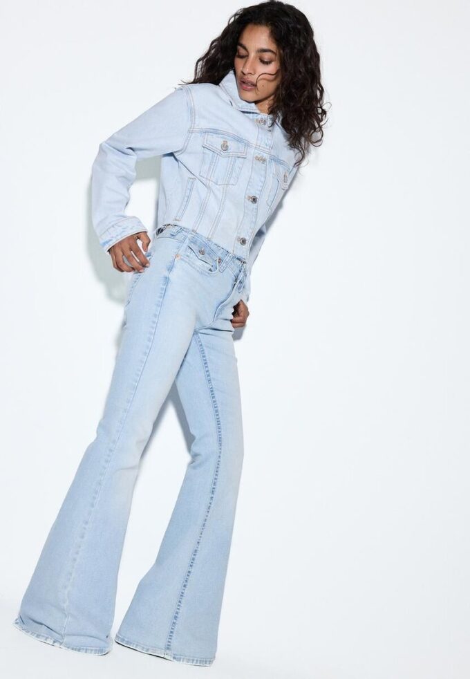 D04 Low-Rise-Jeans mit Flared-Bein D04 Low-Rise-Jeans mit Flared-Bein