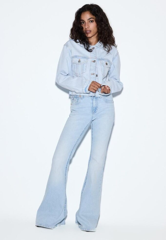 D04 Low-Rise-Jeans mit Flared-Bein D04 Low-Rise-Jeans mit Flared-Bein