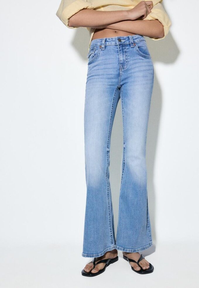 D04 Low-Rise-Jeans mit Flared-Bein