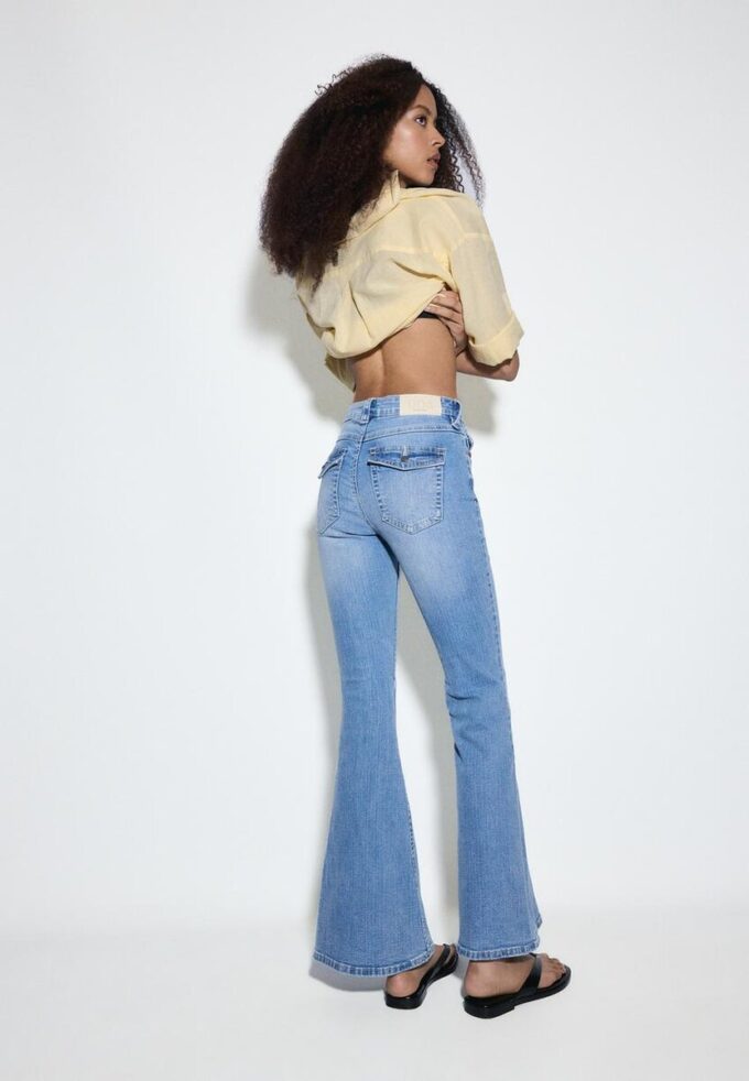 D04 Low-Rise-Jeans mit Flared-Bein