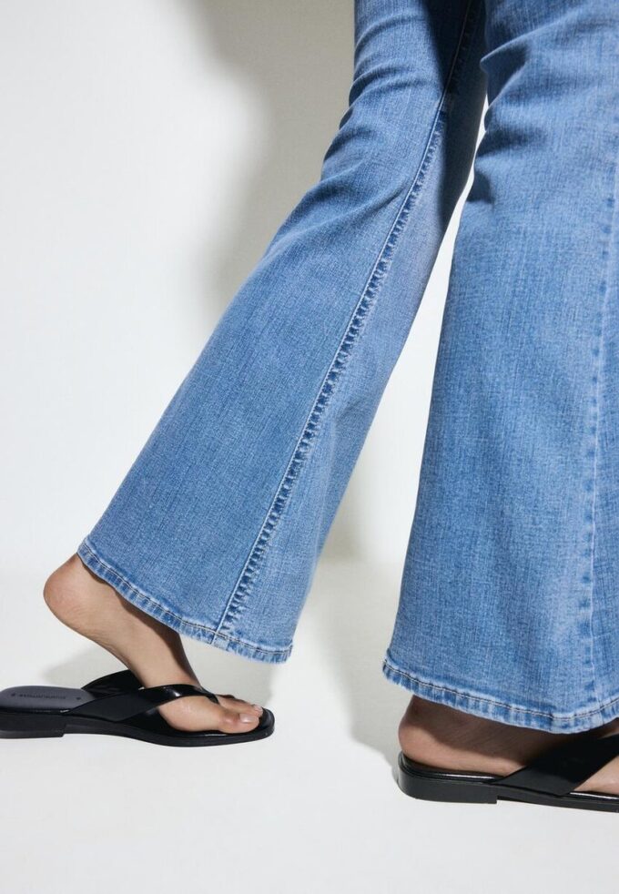 D04 Low-Rise-Jeans mit Flared-Bein