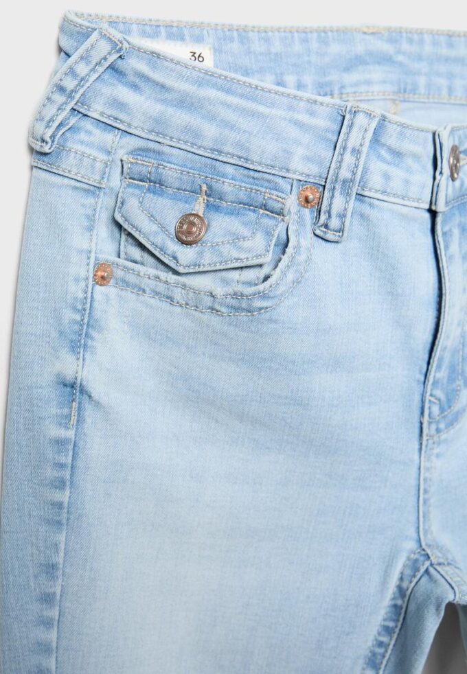 D04 Low-Rise-Jeans mit Flared-Bein D04 Low-Rise-Jeans mit Flared-Bein