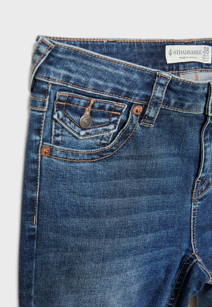 D04 Low-Rise-Jeans mit Flared-Bein