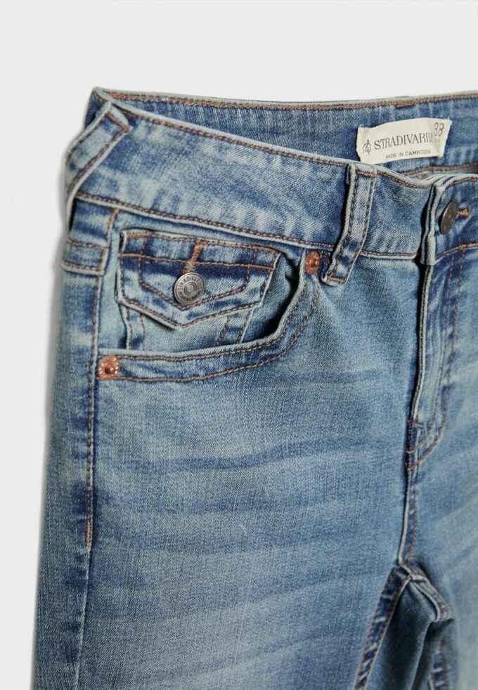 D04 Low-Rise-Jeans mit Flared-Bein