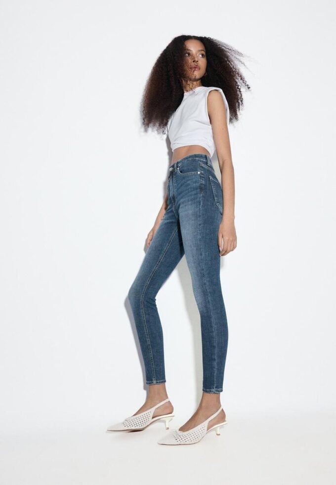 D09 Super High-Waist Skinny Jeans D09 Super High-Waist Skinny Jeans
