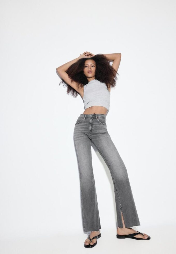 D74 Flared Jeans mit Schlitz D74 Flared Jeans mit Schlitz