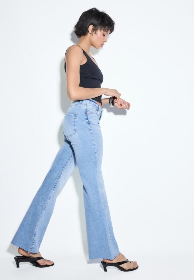 D74 Flared Jeans mit Schlitz