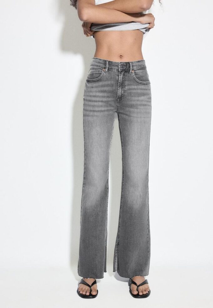 D74 Flared Jeans mit Schlitz D74 Flared Jeans mit Schlitz