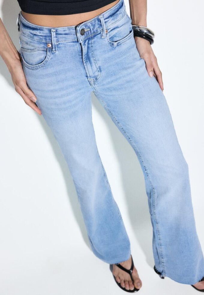 D74 Flared Jeans mit Schlitz