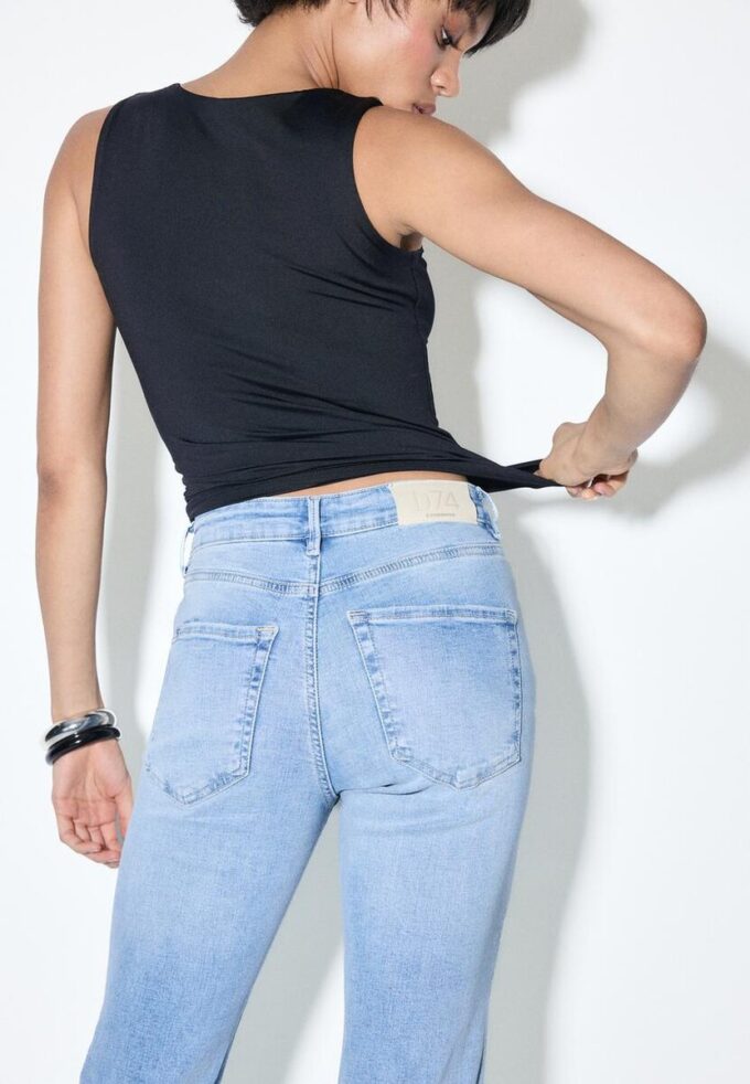 D74 Flared Jeans mit Schlitz