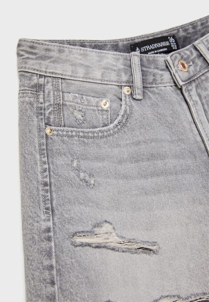 D75 Shorts aus zerrissenem Denim D75 Shorts aus zerrissenem Denim