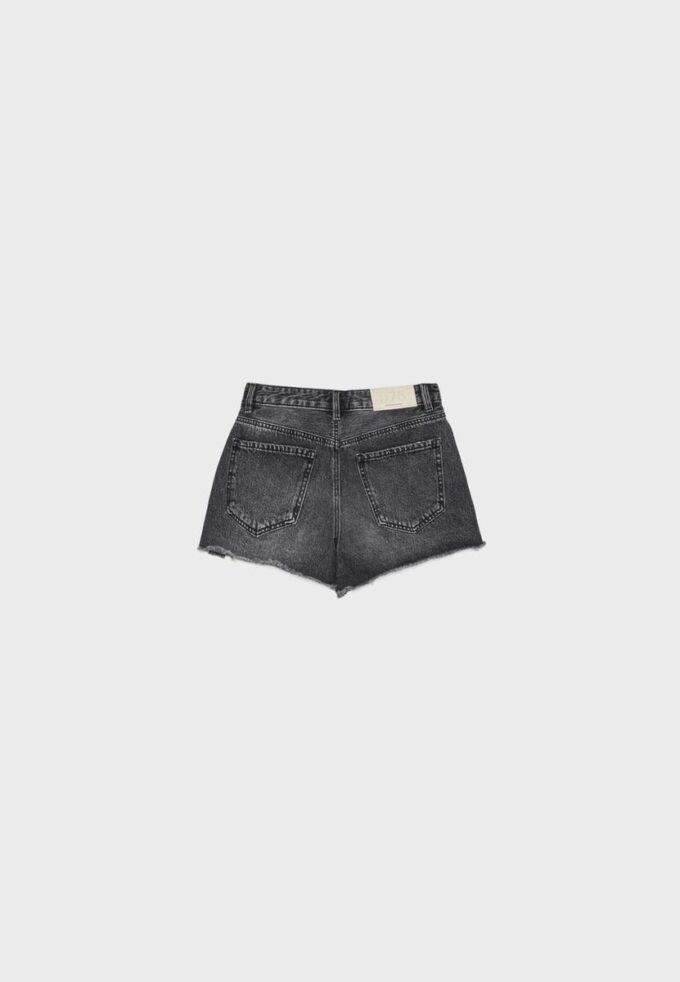 D75 Shorts aus zerrissenem Denim D75 Shorts aus zerrissenem Denim