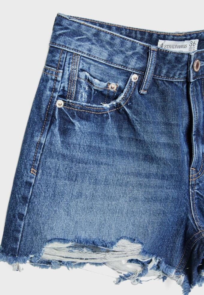D75 Shorts aus zerrissenem Denim D75 Shorts aus zerrissenem Denim