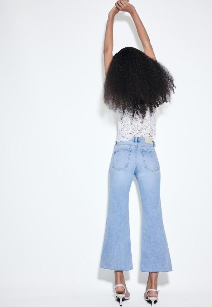 D78 Kurze Flared Jeans